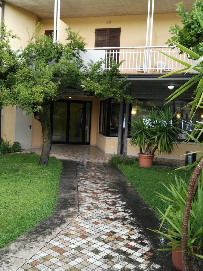 Hotel La Romantica Manerba del Garda Bagian luar foto