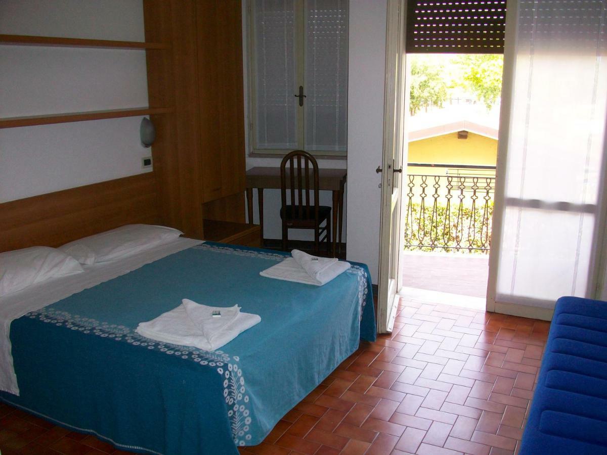 Hotel La Romantica Manerba del Garda Bagian luar foto